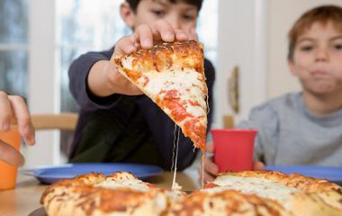 Піца для дітей: яку піцу замовити дітям?